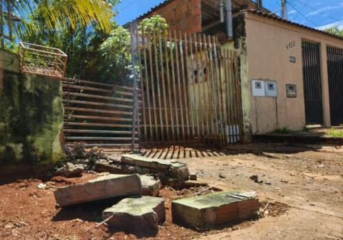 "Deu tremedeira", diz vizinho de casa que teve portão derrubado por motoboys