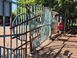 Piscina suja, escuridão e depredação afastam frequentadores de parque e ginásio Piscina suja, escuridão e depredação afastam frequentadores de parque e ginásio