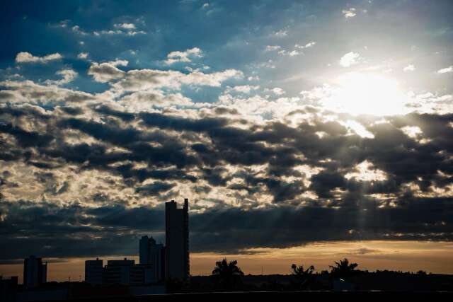 Domingo e segunda serão de calorão de até 39°C e umidade baixa em MS