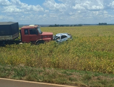 Motorista é arremessado em colisão frontal de Gol e carreta na MS-386