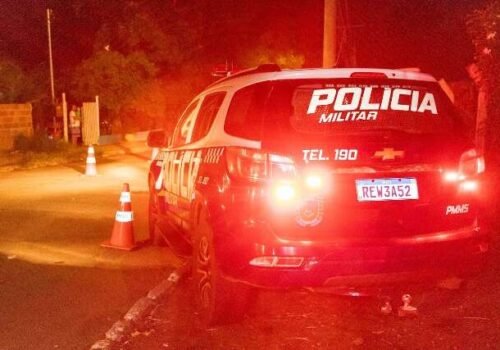 Briga em tabacaria termina com disparos e jovem ferida por estilhaços