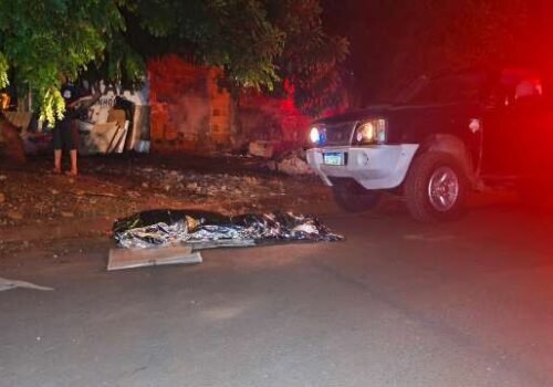 Mulher morre ao ser atingida por caminhonete na esquina de casa