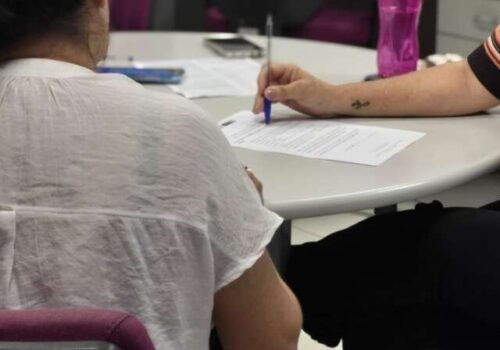 Após fugir do ex escondida no porta-malas, mulher recomeça com auxílio-aluguel