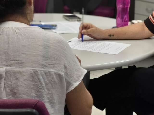 Após fugir do ex escondida no porta-malas, mulher recomeça com auxílio-aluguel