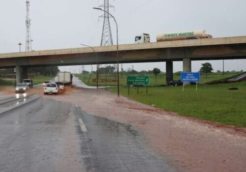 Em meia hora de chuva, Av. João Arinos volta a alagar e gera congestionamento