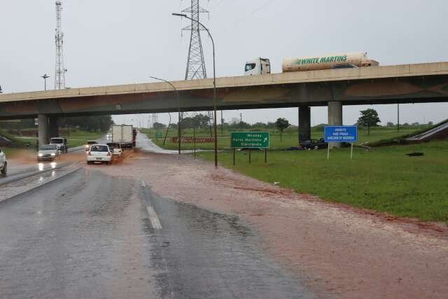 Em meia hora de chuva, Av. João Arinos volta a alagar e gera congestionamento
