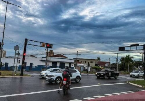 Segunda começa com chuva fraca e pode terminar com temporais isolados