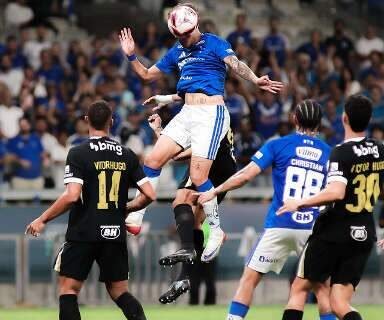 Cruzeiro bate o Atlético-MG no Mineirão e levanta a taça do Campeonato Mineiro