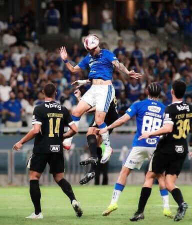 Cruzeiro bate o Atlético-MG no Mineirão e levanta a taça do Campeonato Mineiro