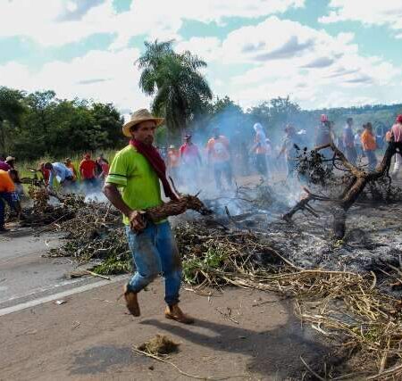 Após quase 6 horas de bloqueio, sem-terra liberam BR-163