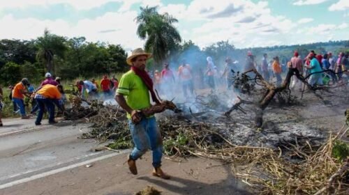 Após quase 6 horas de bloqueio, sem-terra liberam BR-163