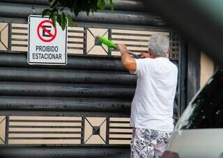 Ladrões levaram 84 mil de família e ameaçaram cortar pescoço de cão em assalto
