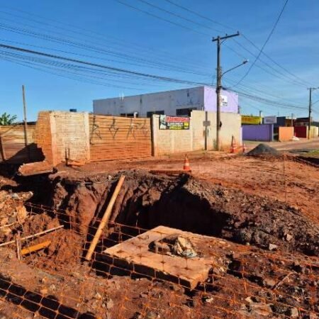 Tráfego é liberado na Rua da Divisão após interdição para obra de drenagem