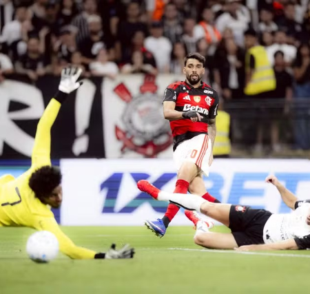 Flamengo arranca empate contra Corinthians e mantém invencibilidade