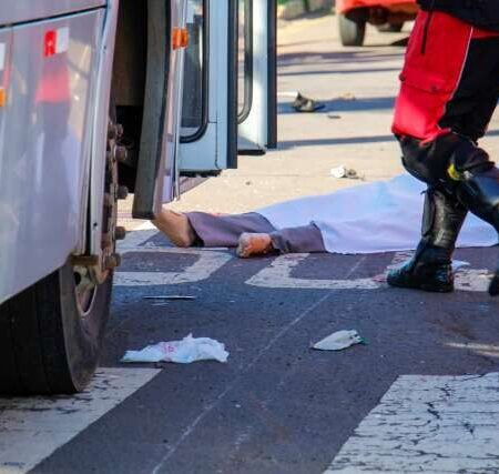 Mulher morre em acidente entre ônibus e moto em cruzamento da Rua Brilhante