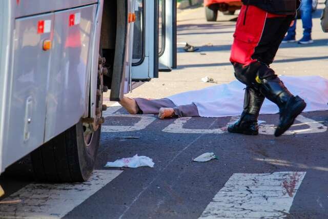 Mulher morre em acidente entre ônibus e moto em cruzamento da Rua Brilhante