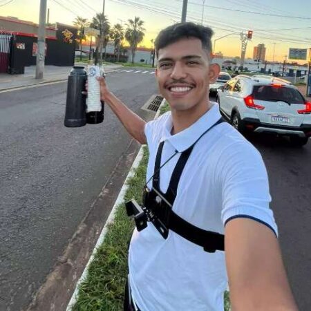 Mecânico acredita na honestidade e libera café fiado no semáforo