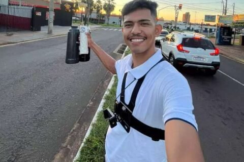 Mecânico acredita na honestidade e libera café fiado no semáforo