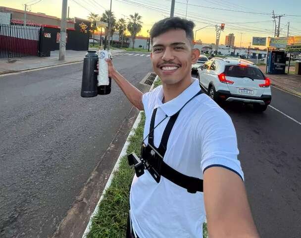 Mecânico acredita na honestidade e libera café fiado no semáforo