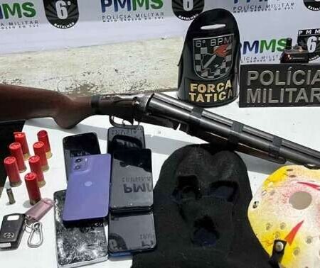 Com espingarda e máscara de terror, homem é preso tentando sequestrar crianças