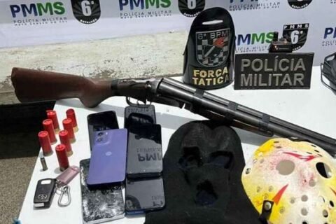 Com espingarda e máscara de terror, homem é preso tentando sequestrar crianças