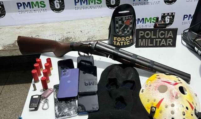 Com espingarda e máscara de terror, homem é preso tentando sequestrar crianças