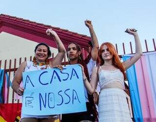 Grupo LGBT+ ocupa casa na Esplanada e cobra abrigo prometido