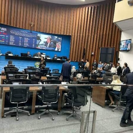 Com 13 votos a favor, Assembleia aprova reajuste de salários