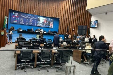 Com 13 votos a favor, Assembleia aprova reajuste de salários