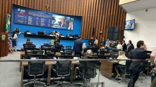 Com 13 votos a favor, Assembleia aprova reajuste de salários
