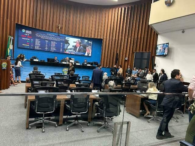 Com 13 votos a favor, Assembleia aprova reajuste de salários