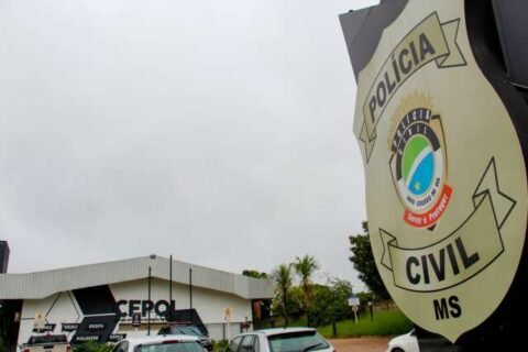 Casal é preso com arma de fogo em estacionamento de mercado