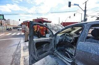Família com criança escapa de incêndio em carro na Avenida Fernando Corrêa