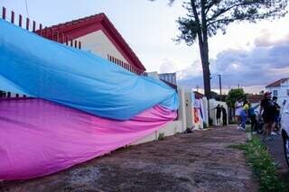 Grupo LGBT+ ocupa casa na Esplanada e cobra abrigo prometido