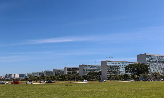 União corta R$ 1,6 bi, mas mantém saúde, educação e PAC no orçamento