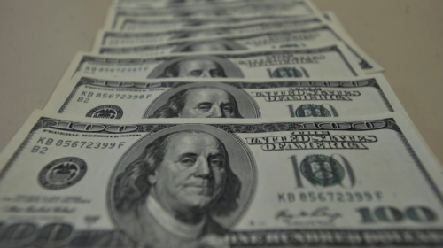 Dólar cai a R$ 5,24 pressionado por guerra no Oriente Médio