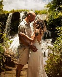 Penélope e Renan casaram no bar do 1° encontro e a cadela foi a dama