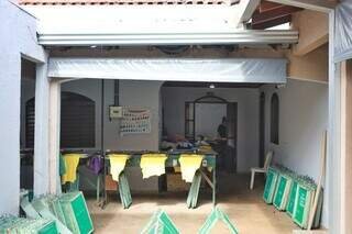 Há 17 anos, Val costurava em edícula e hoje filhas seguem o legado