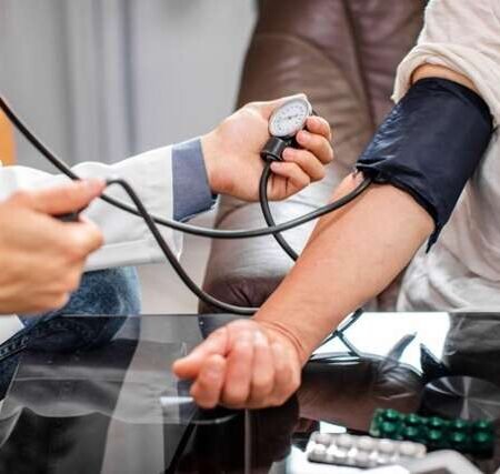 Pressão alta: o que é, sintomas e como controlar