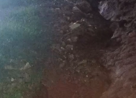 Cratera na lateral de rua coloca moradores em risco no Jardim Tijuca