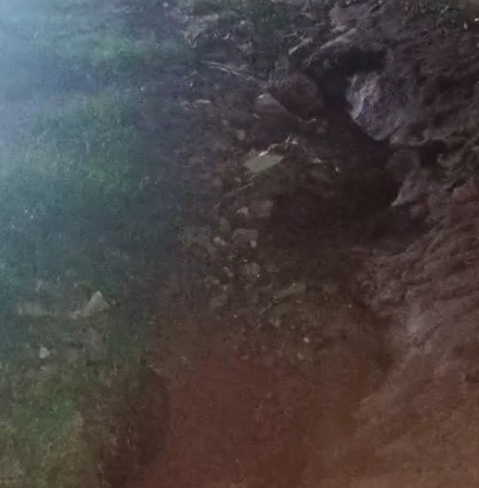 Cratera na lateral de rua coloca moradores em risco no Jardim Tijuca