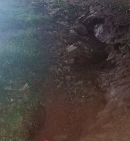 Cratera na lateral de rua coloca moradores em risco no Jardim Tijuca