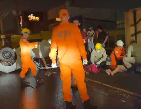 Carro derruba poste, capota e mulher fica ferida na Avenida Zahran