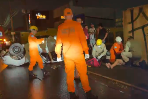 Carro derruba poste, capota e mulher fica ferida na Avenida Zahran