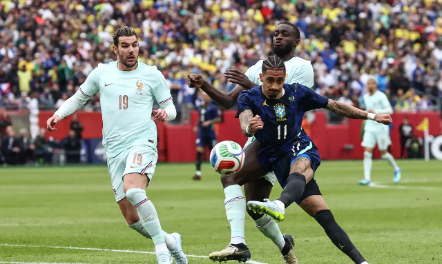 Raphinha e Wesley são cortados após lesão em amistoso nos EUA