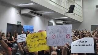 Servidores lotam Câmara contra privatização de unidades de saúde na Capital