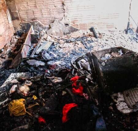 Para “pedir ajuda”, mulher ateia fogo na própria casa e vai presa