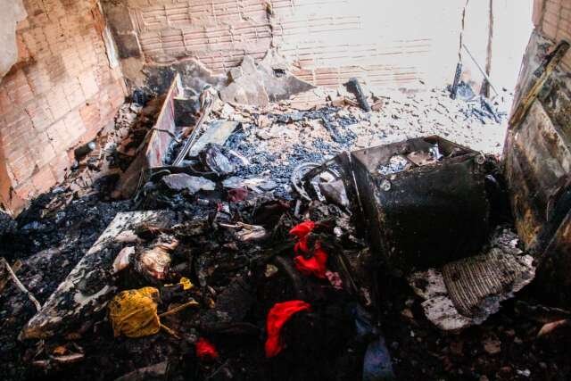 Para “pedir ajuda”, mulher ateia fogo na própria casa e vai presa