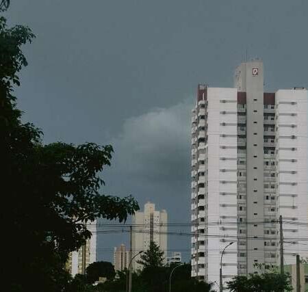 Previsão indica temporais com raios e ventos fortes em MS até quinta-feira