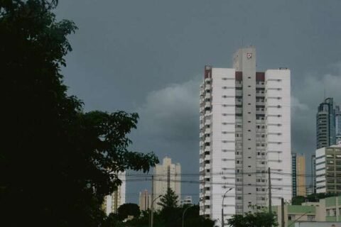 Previsão indica temporais com raios e ventos fortes em MS até quinta-feira